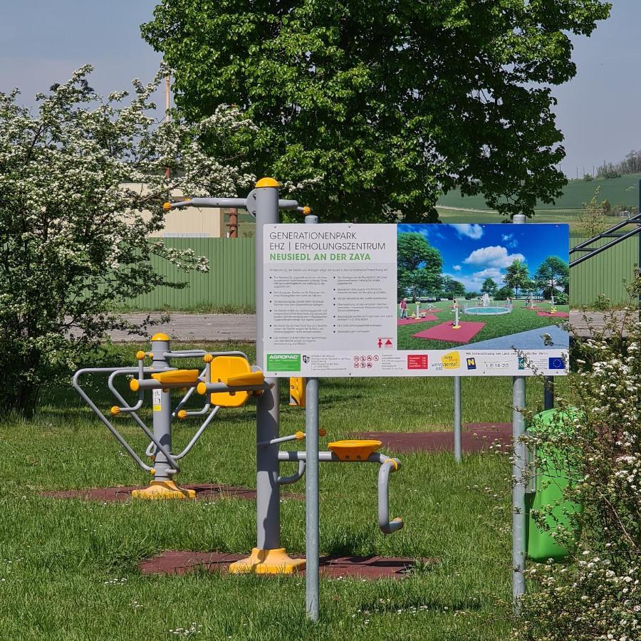 Отель Louise'S Camper Neusiedl an der Zaya Экстерьер фото