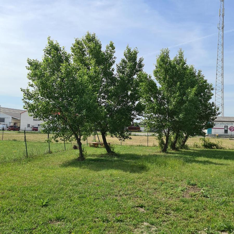 Отель Louise'S Camper Neusiedl an der Zaya Экстерьер фото