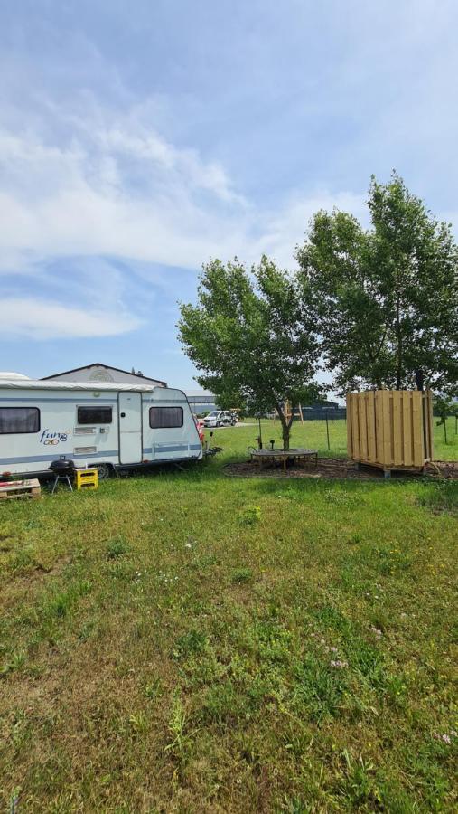 Отель Louise'S Camper Neusiedl an der Zaya Экстерьер фото