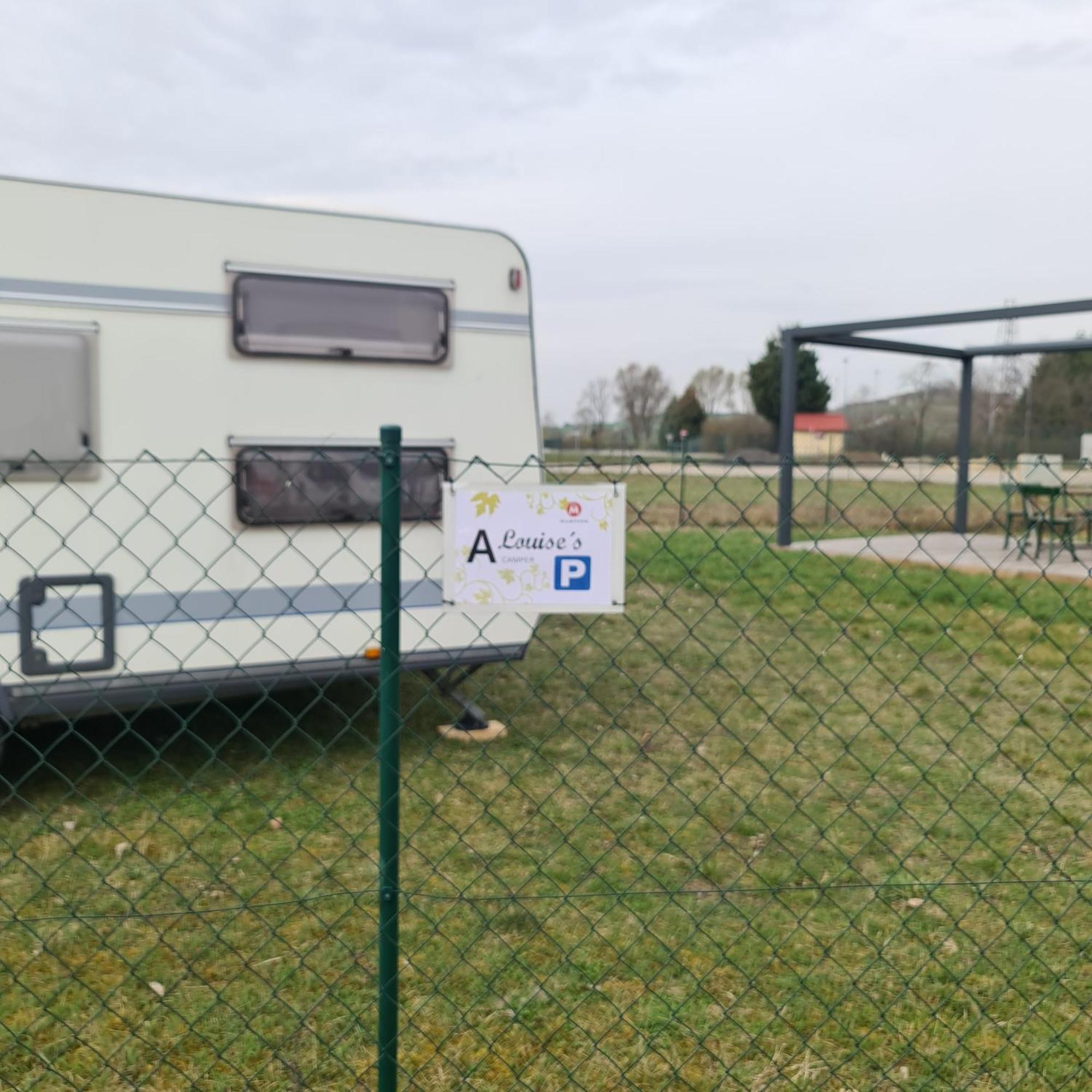 Отель Louise'S Camper Neusiedl an der Zaya Экстерьер фото